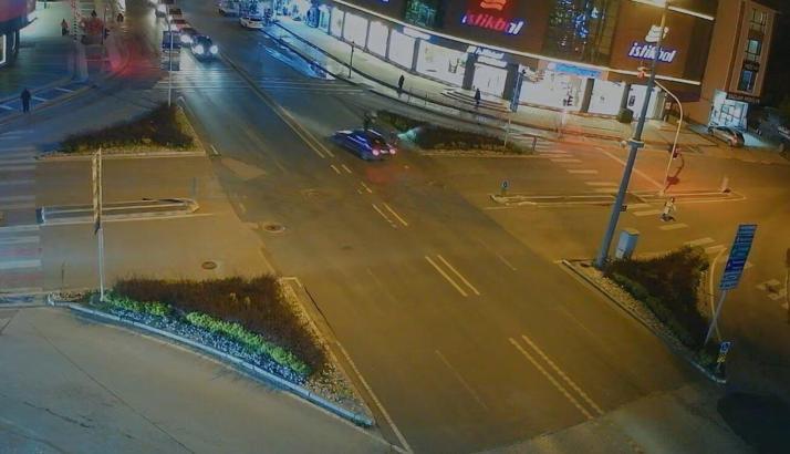Motosiklet sürücüsü otomobilin ön camından içeri girdi (2)