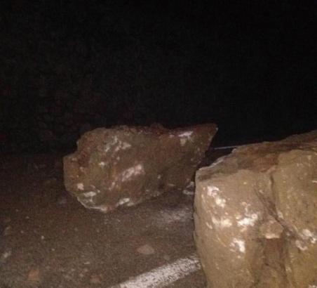 Adana'da dağdan kopan kayalar, kara yoluna yuvarlandı