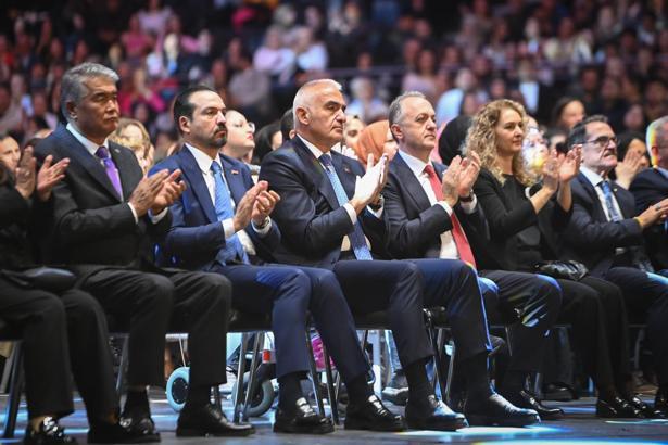 Ersoy: Farklı coğrafyalardan yükselen sesler, cumhuriyetimizin coşkusunda birleşti