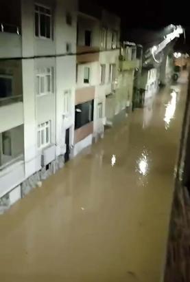 Çanakkale Biga’da sağanak; cadde ve sokaklar göle döndü