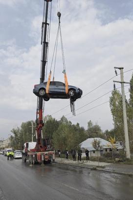 Patnos’ta dere yatağına uçan otomobil vinçle çıkarıldı