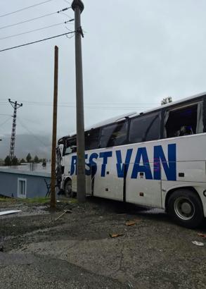 Yolcu otobüsü ile TIR çarpıştı; 1 ölü, 14 yaralı