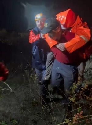 Bursa’da kaybolan çift bulundu; ekipler yaşlı adamı sırtında taşıdı