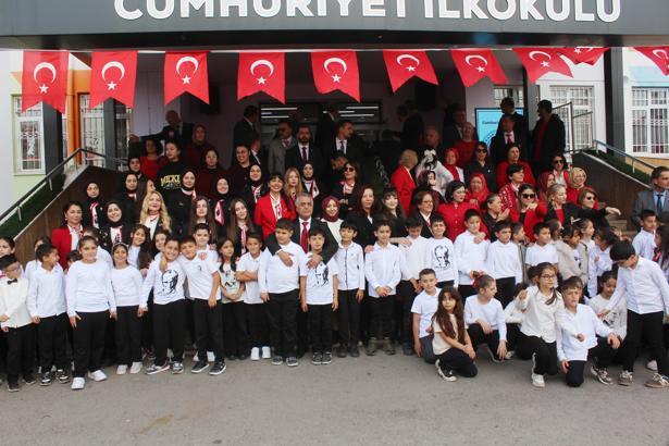 Öğretmen adayları, 29 Ekim Cumhuriyet Bayramı'nı coşkuyla kutladı
