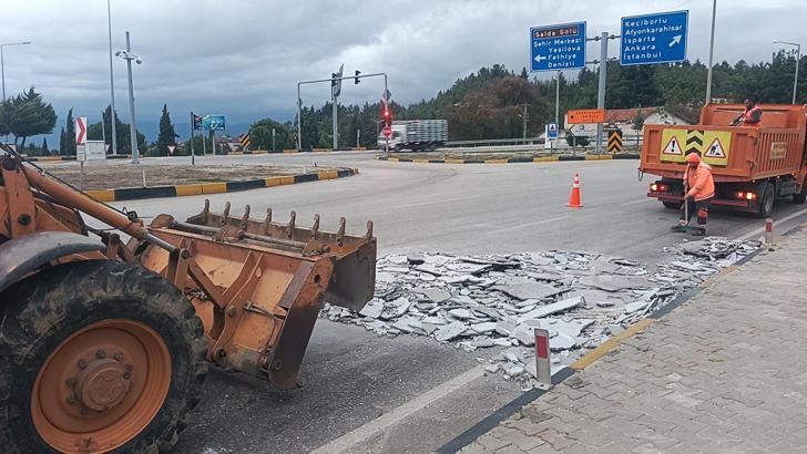 Yola granit plaka düşüren şoföre cezası