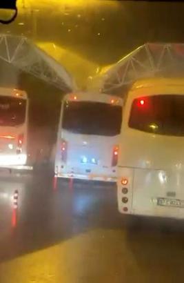 Midibüs demir güvenlik kapısına çarptı