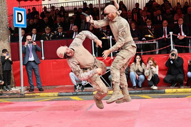 Manisa'da komandolar eşliğinde Cumhuriyet Bayramı coşkusu