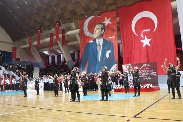 Adana’da 29 Ekim Cumhuriyet Bayramı coşkusu; Kazak dansı ilgi topladı