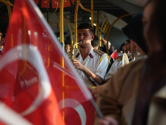 Belediye otobüsünde bando sürprizi