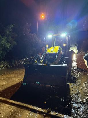 Büyükşehir ekiplerinin yağmur mesaisi gece boyu sürdü