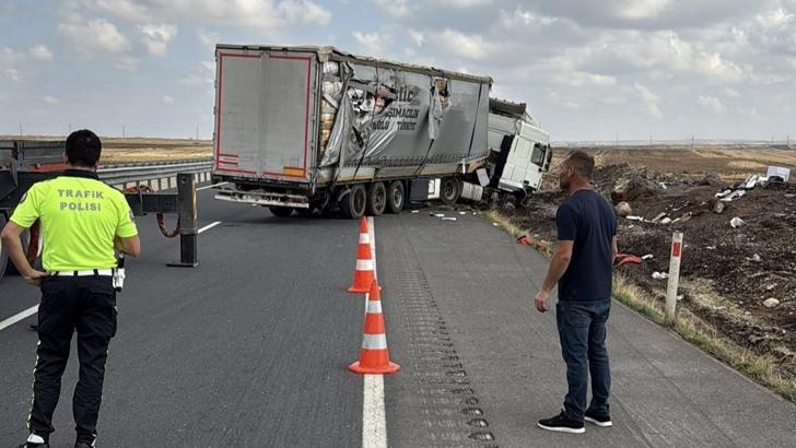 Nusaybin’de lastiği patlayan TIR yoldan çıktı