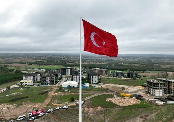 Çerkezköy’de dev Türk Bayrağı, törenle göndere çekildi