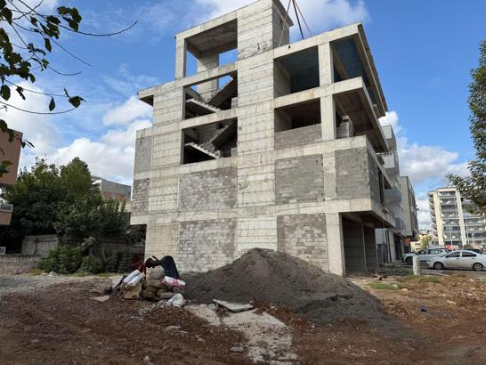 İnşaatın merdiven boşluğuna düşen işçi ağır yaralandı