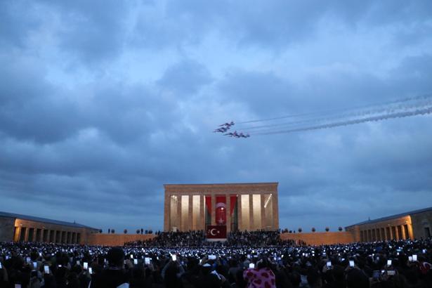 Cumhuriyet Bayramı’nda Türk Yıldızları'ndan Anıtkabir’de saygı uçuşu