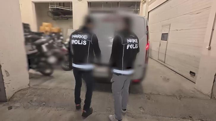 Sultanbeyli'de minibüste 1 milyon 642 bin adet sentetik ecza hapı ele geçirildi