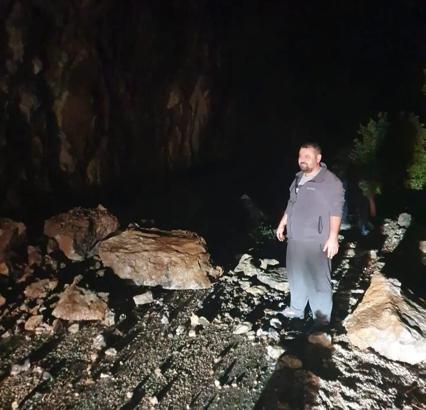 Adana'da kayaların düştüğü yol kapandı