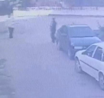 Park halindeki otomobilden saat çaldı; hırsızlık anı kamerada