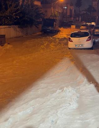 Mersin'de sağanak su baskınlarına neden oldu