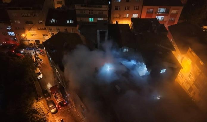 Kağıthane’de 5 katlı binanın en üst katında çıkan yangın çatıya sıçradı