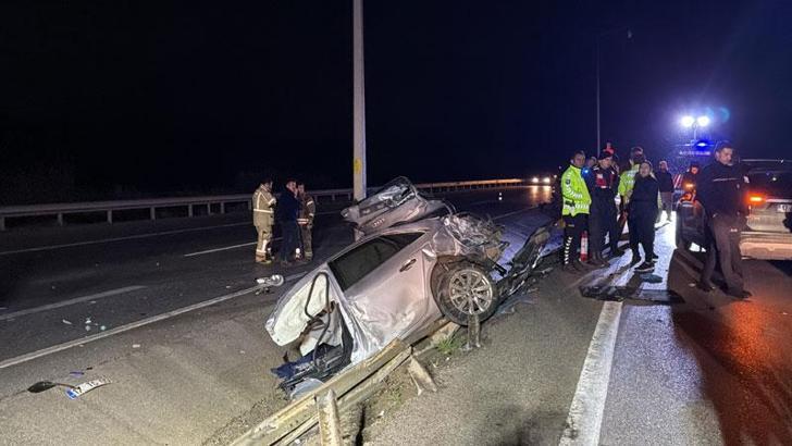 Çanakkale’de otomobil aydınlatma direğine çarptı: 2 ölü