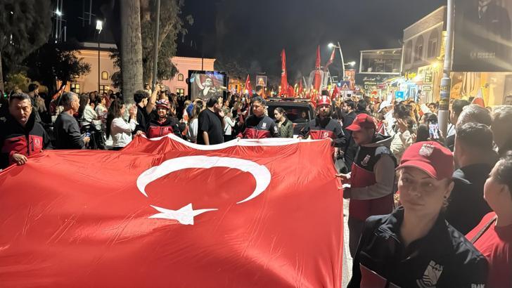 Bodrum’da Cumhuriyet coşkusu, binlerce kişi fener alayında yürüdü