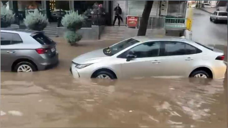 Diyarbakır'da sağanak; yollar göle döndü, su baskınları yaşandı