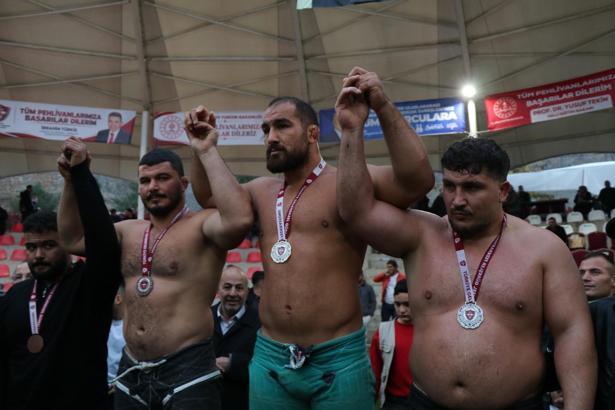 103’üncü Uluslararası Uzundere Cumhuriyet Karakucak Güreşleri’nde başpehlivan Feyzullah Aktürk