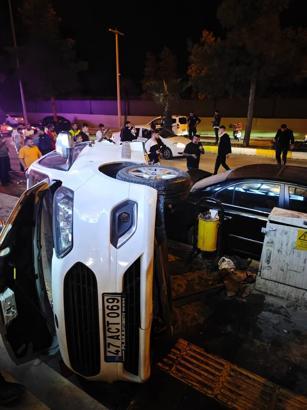 Otomobille çarpışan hafif ticari araç, park halindeki 4 araca daha çarptı: 3 yaralı