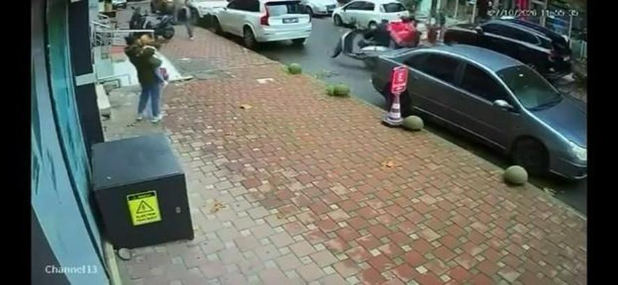 Çekmeköy'de aküsü değiştirilen motosiklet hareket etti; yardım ederken yere düştü