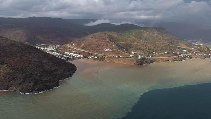 Mersin’de denizin rengi kahverengiye döndü