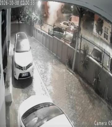Sokak ortasında havai fişek patlattılar; balkon ve araçlara zarar verdiler