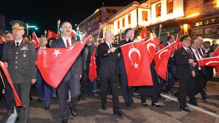 Isparta'da binlerce kişi fener alayında yürüdü