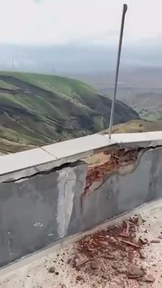 Siirt’te sağanak ve dolu hayatı olumsuz etkiledi, binaya yıldırım isabet etti