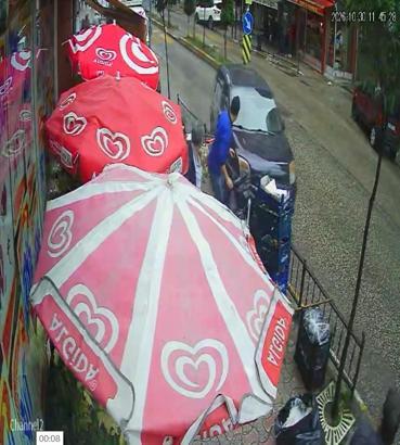 Otomobilin marketin önündeki yayaların arasına daldığı kaza kamerada: 3 yaralı