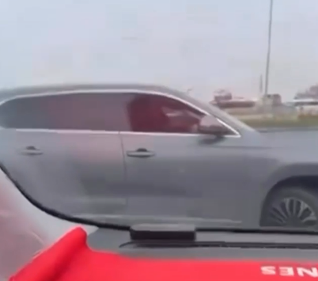Başakşehir’de trafikte tartışan 2 sürücü kamerada