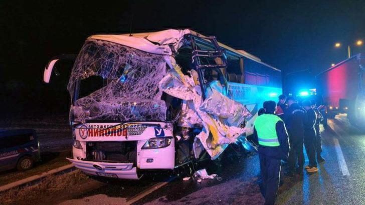 Edirne'de tur otobüsü, TIR'a çarptı: 10 yaralı
