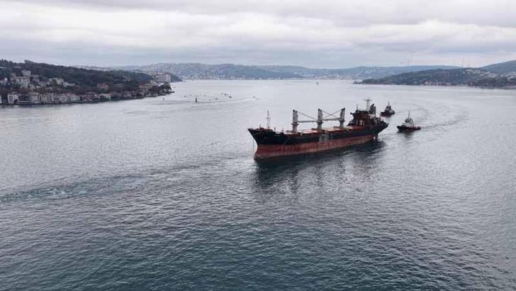 Rusya'da İHA saldırısına uğrayan yük gemisi İstanbul Boğazı'ndan geçti