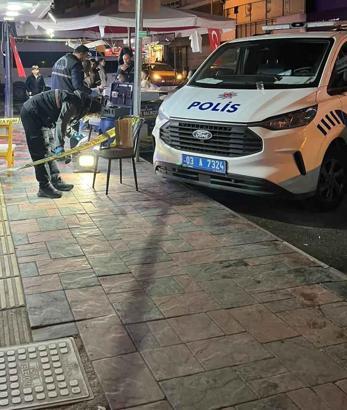 Caddede demir çubuk ve sopalarla darbettiler