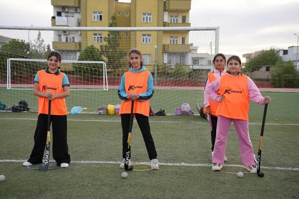 Silopili çocukların 'çim hokeyi' heyecanı