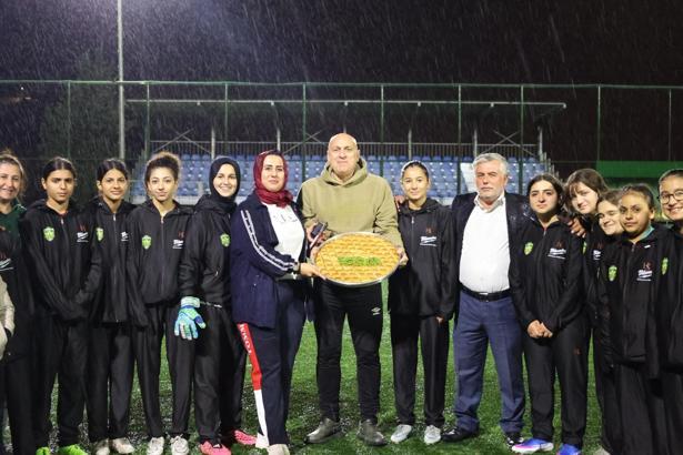 Elüstü’nden İndere 02 Kadın Futbol Takımı’na ziyaret