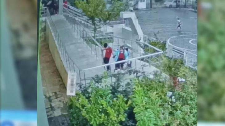 Aniden yağmur bastırınca engelli arkadaşının yardımına koştu