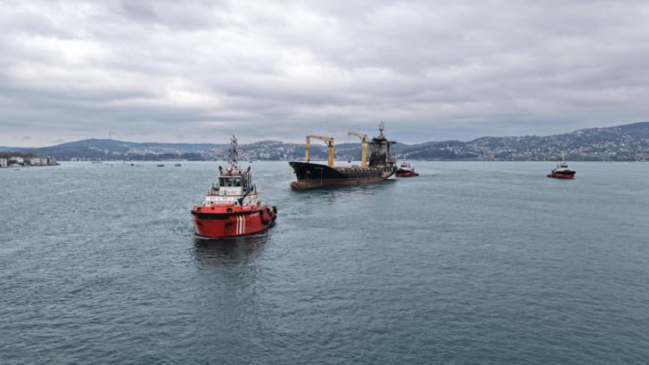 Karadeniz'de İHA saldırısına uğrayan gemi İstanbul Boğazı'ndan geçirildi