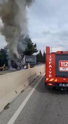 Hatay'da seyir halindeyken alev alan TIR yandı