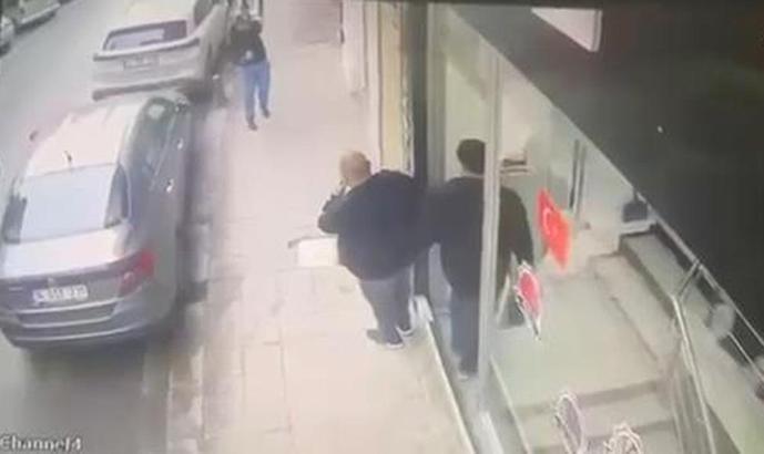 Zeytinburnu'nda esnaf kendisini tehdit eden saldırganı silahla yaraladı; güvenlik kamerası görüntüleri ortaya çıktı