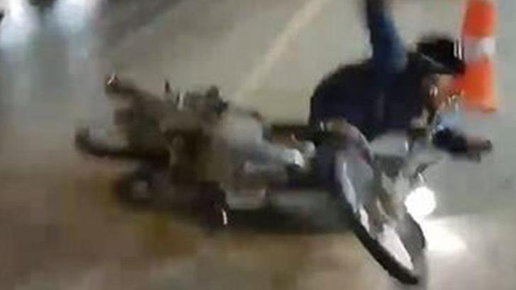 TIR’dan yola dökülen yağ nedeniyle motosiklet devrildi