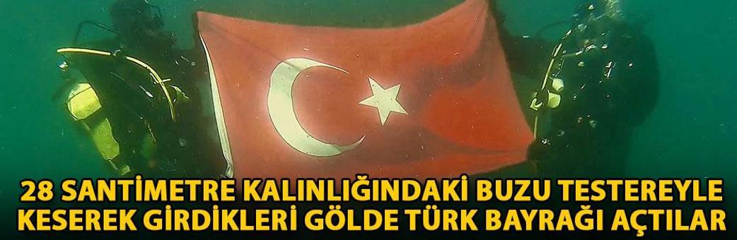 28 santimetre kalınlığındaki buzu testereyle keserek girdikleri gölde Türk bayrağı açtılar