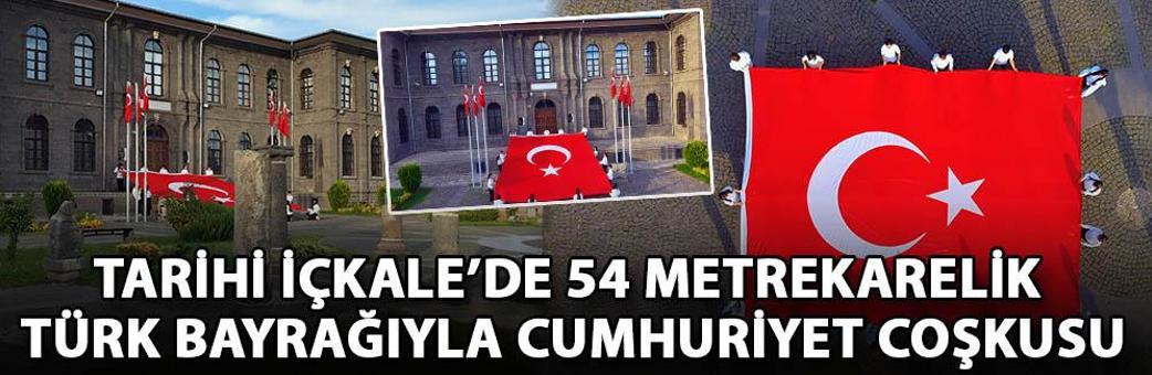 Tarihi İçkale’de 54 metrekarelik Türk bayrağıyla Cumhuriyet coşkusu