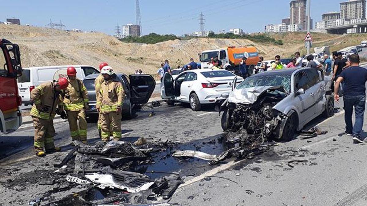Başakşehir'de zincirleme trafik kazası: 1'i ağır 3 yaralı - Gündem