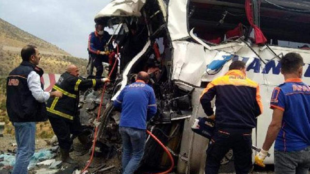 Bitlis'te yolcu otobüsü ile TIR çarpıştı: 2 ölü, 12 yaralı - Güncel Gündem  Haberleri