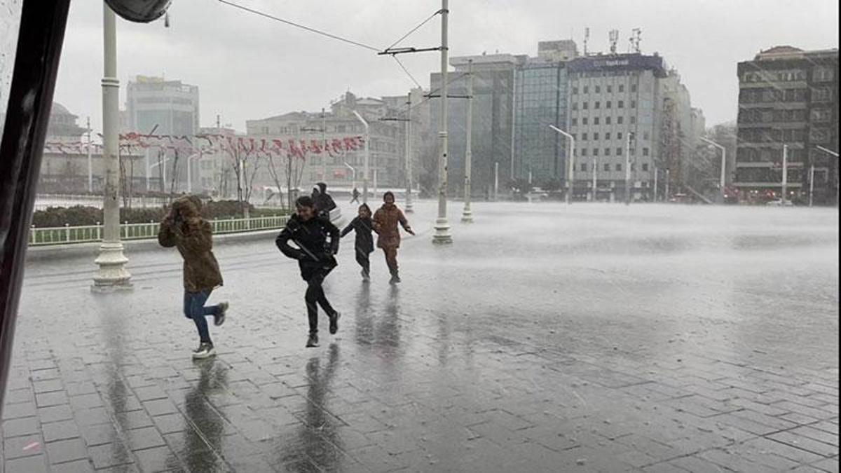 İstanbul'da fırtına ve sağanak yağış etkili oluyor - Güncel Gündem Haberleri